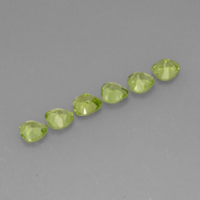 天然绿色橄榄石，心形，5.1×4.9毫米，VVS-VS