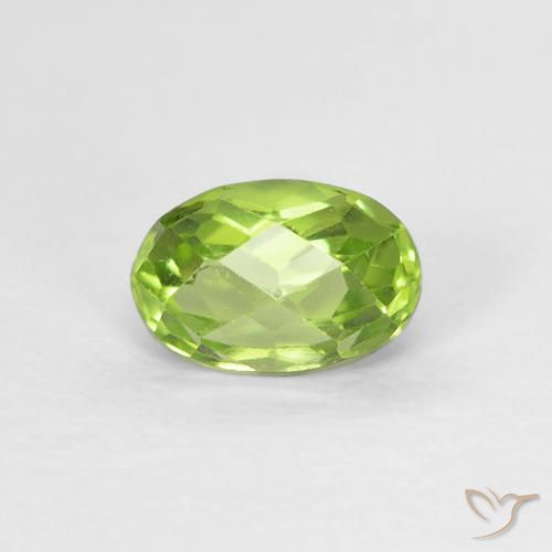 0.68ct 天然 浅活泼的绿色 橄榄石, 椭圆形, VVS-VS