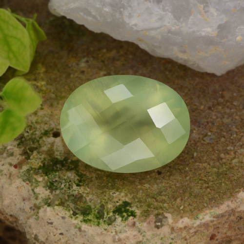 10.07克拉天然绿色葡萄石，椭圆形切割，15.8×11.9毫米，半透明