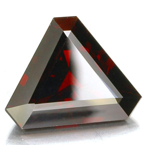 8.94克拉天然红色镁铝榴石，异形，15.7×12.3毫米，VVS