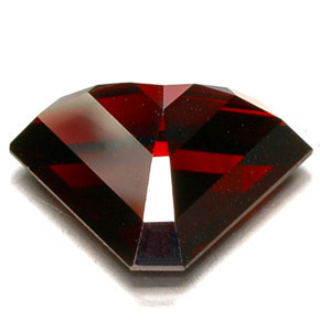 8.94克拉天然红色镁铝榴石，异形，15.7×12.3毫米，VVS