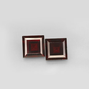 天然红色镁铝榴石，方形，8×7.9毫米，VS