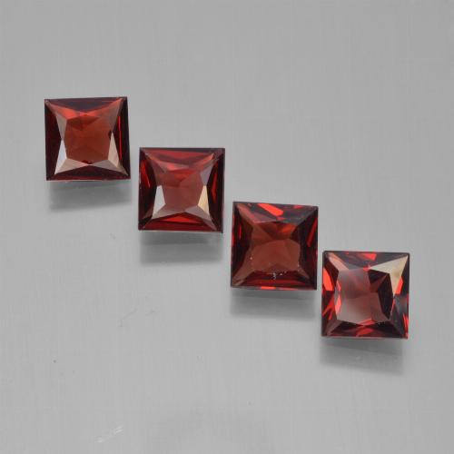 2.37天然红色镁铝榴石，方形，4.9×4.8毫米，VVS-VS