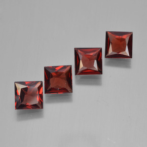 2.37天然红色镁铝榴石，方形，4.9×4.8毫米，VVS-VS