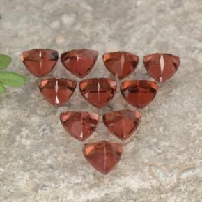 2.82天然红色镁铝榴石，三角形，3.9×3.9毫米，VS