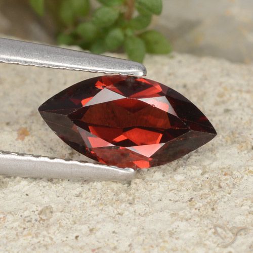 1.21ct 天然 深红色 镁铝榴石石榴石, 榄尖形, VVS-VS