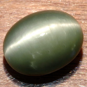 8.58克拉天然绿色Quartz Cat's Eye，椭圆形切割，13.5×10.7毫米，不透明