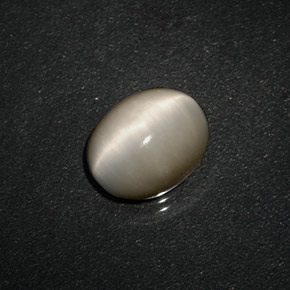 3.06克拉天然奶油色Quartz Cat's Eye，椭圆形切割，10×8毫米，不透明