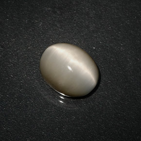 3.06克拉天然奶油色Quartz Cat's Eye，椭圆形切割，10×8毫米，不透明