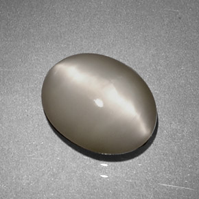 1.97克拉天然奶油色Quartz Cat's Eye，椭圆形切割，9×7.2毫米，不透明