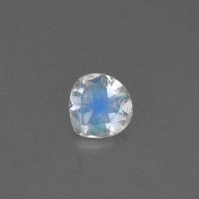 0.52克拉天然白色彩虹月光石，梨形，5.7×5.7毫米，VS
