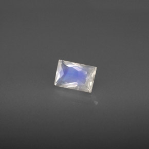 0.64克拉天然白色彩虹月光石，长方形切工，6.1×4.1毫米，VS