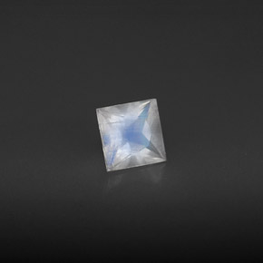 0.56克拉天然白色彩虹月光石，长方形切工，5×4.9毫米，VS