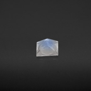 0.56克拉天然白色彩虹月光石，长方形切工，5×4.9毫米，VS