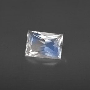 0.79克拉天然白色彩虹月光石，长方形切工，6.8×4.8毫米，VS