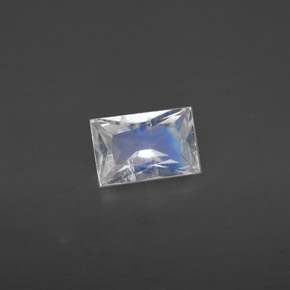0.44克拉天然白色彩虹月光石，长方形切工，6.1×4.1毫米，VS