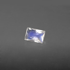 0.51克拉天然白色彩虹月光石，长方形切工，6.1×4.1毫米，VS