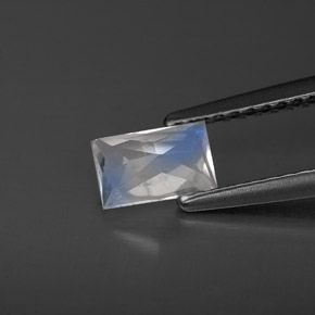 0.53克拉天然彩虹月长石，狭长方形，VS