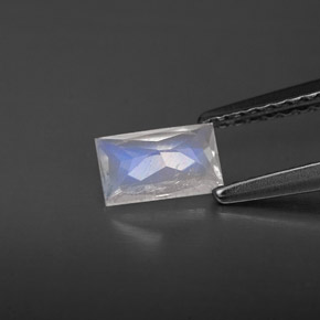 0.46克拉天然彩虹月长石，狭长方形，VS