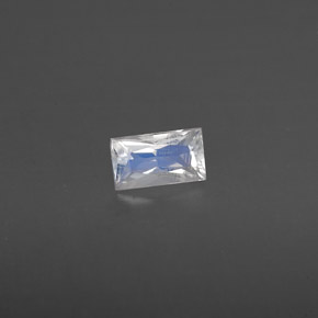 0.23克拉天然白色彩虹月光石，长方形切工，4.9×2.8毫米，VS