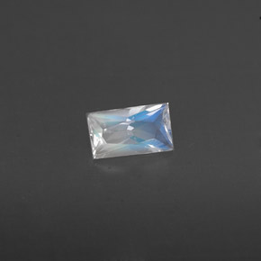 0.23克拉天然白色彩虹月光石，长方形切工，4.9×2.9毫米，VS