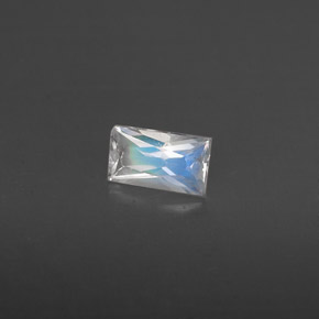 0.23克拉天然白色彩虹月光石，长方形切工，4.9×2.9毫米，VS