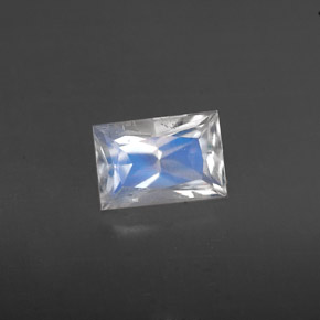 0.55克拉天然白色彩虹月光石，长方形切工，6.1×4.1毫米，VS
