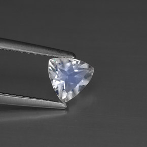 0.48克拉天然白色彩虹月光石，三角形，5.9×5.7毫米，VS