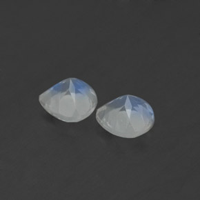 天然白色彩虹月光石，梨形，4.9×4.8毫米，透明