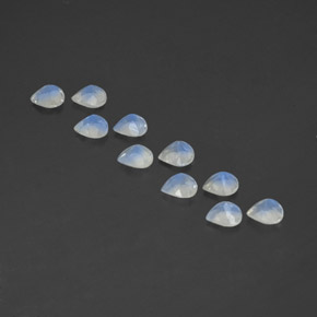 天然白色彩虹月光石，梨形，5.1×4.9毫米，透明