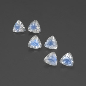 天然白色彩虹月光石，三角形，5.1×5.1毫米，透明