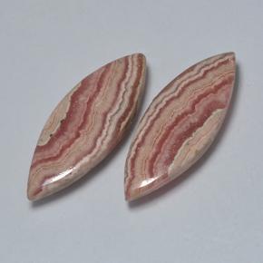 17.70天然多色菱锰矿，马眼形，23.4×8.7毫米，半透明