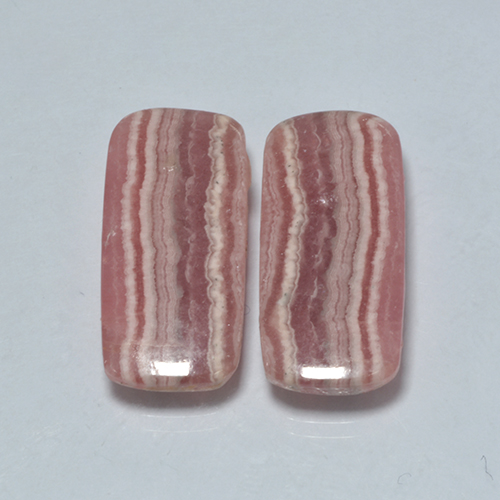 19.80天然多色菱锰矿，垫形剪裁，19.7×9.3毫米，半透明