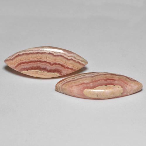 17.70天然多色菱锰矿，马眼形，23.4×8.7毫米，不透明