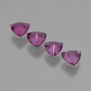 天然红色紫牙乌石榴石，三角形，4.9×4.9毫米，VS