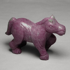 246.79克拉天然红宝石黝帘石，花式切割，不透明