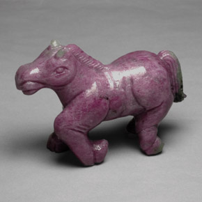 246.79克拉天然红宝石黝帘石，花式切割，不透明