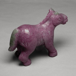 246.79克拉天然红宝石黝帘石，花式切割，不透明