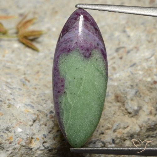7.84ct 天然 彩色 红宝石黝帘石, 榄尖形, 不透明