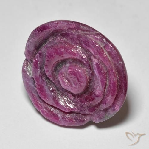 20.63克拉天然红宝石黝帘石，花形切割，不透明