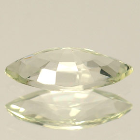 0.79克拉天然绿色蓝宝石，马眼形，9×4.5毫米，VVS-VS