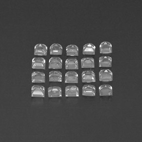 天然白色蓝宝石，方形，2.4×2.4毫米，VVS
