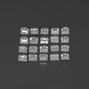 天然白色蓝宝石，方形，2.4×2.3毫米，VVS