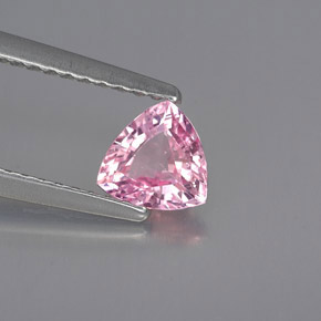 0.64克拉天然粉色蓝宝石，三角形，5.5×5.5毫米，VS