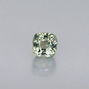 0.64克拉天然绿色蓝宝石，垫形剪裁，4.4×4.3毫米，VVS