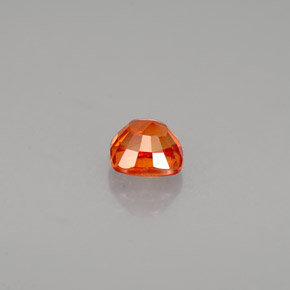 0.55克拉天然橙色蓝宝石，垫形剪裁，4.2×4.2毫米，VS