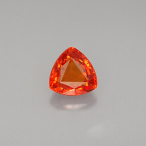 0.80克拉天然橙色蓝宝石，三角形，5.5×5.4毫米，VVS-VS