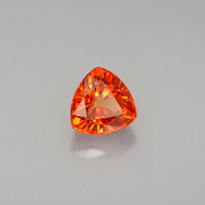 0.97克拉天然橙色蓝宝石，三角形，5.5×5.4毫米，VS