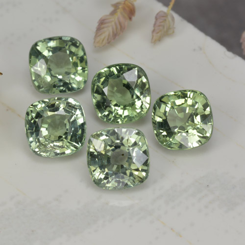 2.51天然绿色蓝宝石，垫形剪裁，4.4×4.3毫米，VVS-VS
