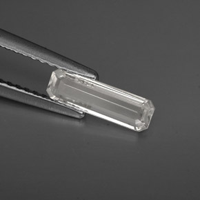 0.61克拉天然白色蓝宝石，祖母绿式切割，9.9×3毫米，VS